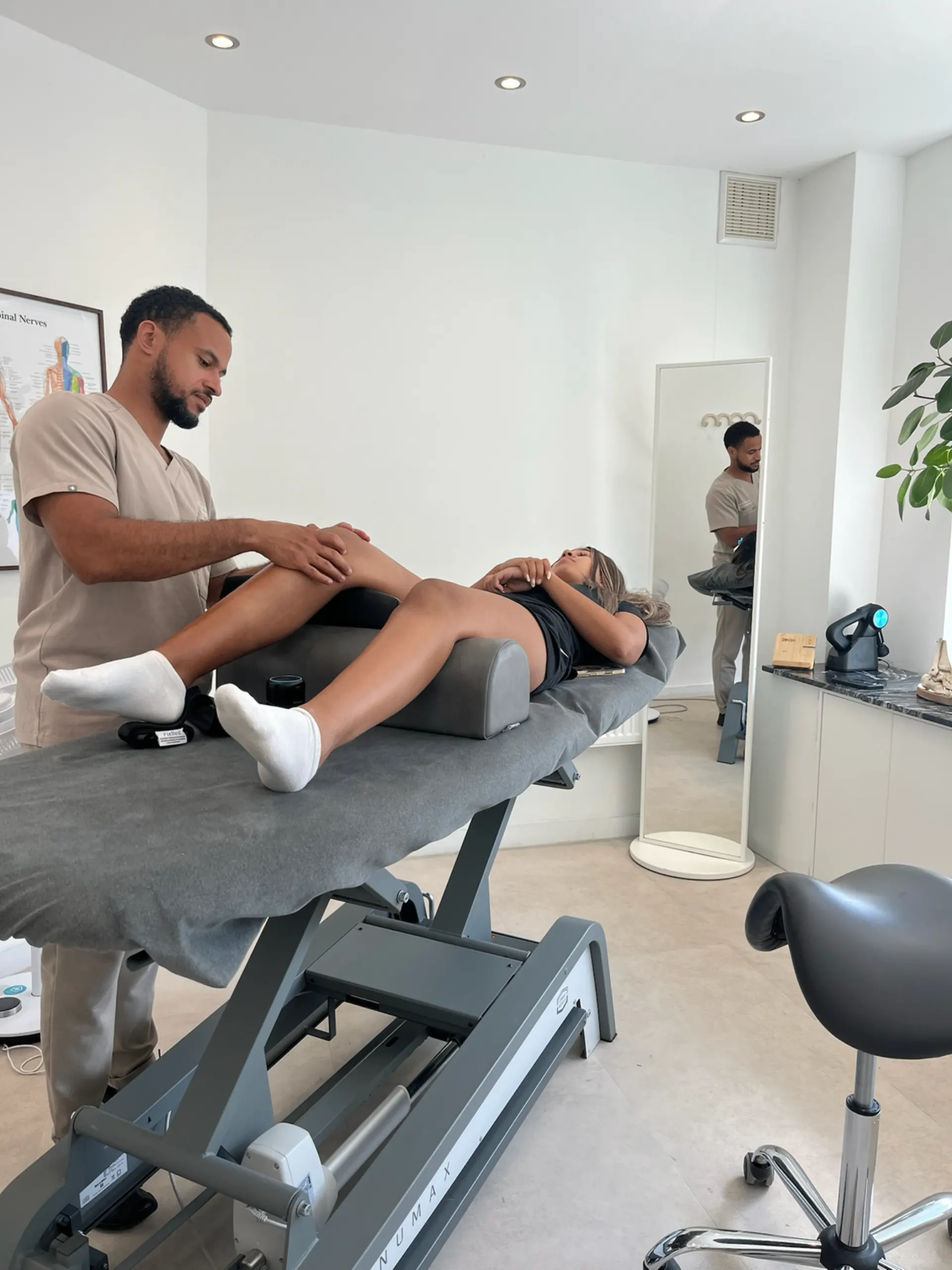 Fysiotherapeut behandelt patiënt in praktijk Functional Performance Rotterdam